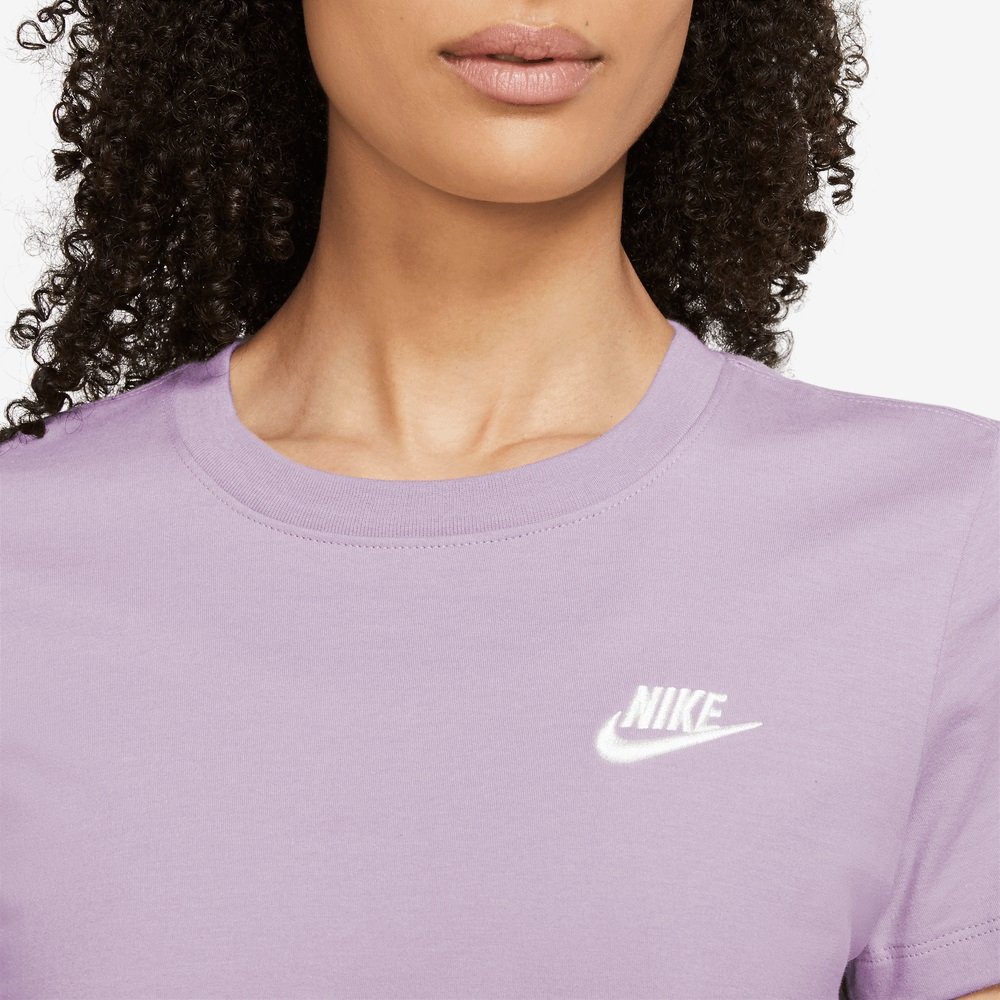 CAMISETA NIKE CLUB TEE MORADO MUJER